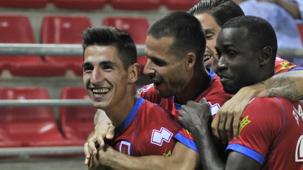 Pere Milla y Diamanka celebran junto a Manu del Moral y Mateu el gol del primero logrado ante el Huesca.-DANIEL RODRÍGUEZ