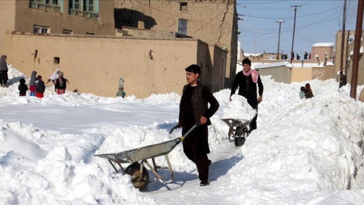 Vecinos de Ghazni retiran nieve.-EFE / GHULAM MUSTAFA