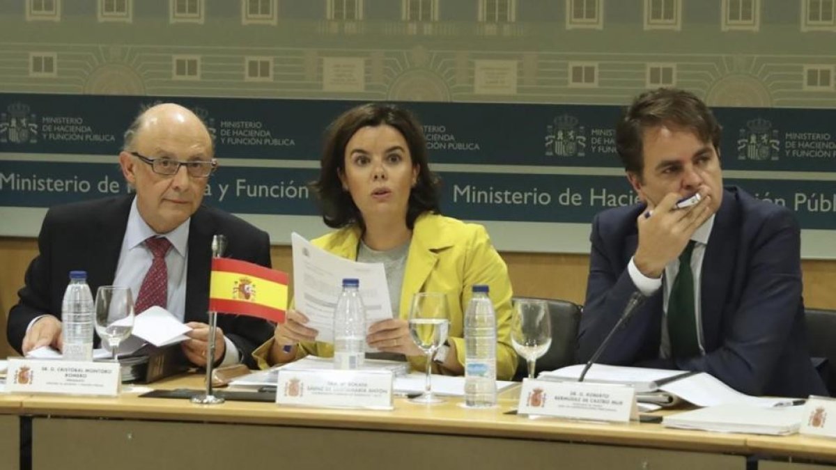 El secretario de Estado para las Administraciones Territoriales, Roberto Bermúdez de Castro, junto con la vicepresidenta Soraya Sáenz de Santamaría y el ministro Cristóbal Montoro, en el último CPFF.-EFE / BALLESTEROS