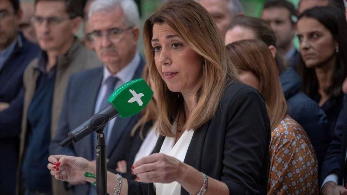 La presidenta andaluza, Susana Díaz, en rueda de prensa en la sede del partido en Sevilla.-JULIO MUÑOZ (EFE)