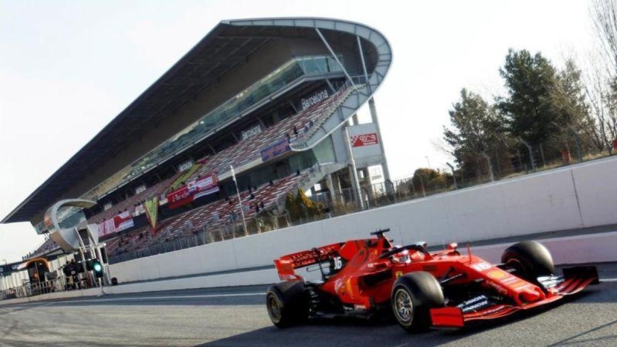 El monegasco Charles Leclerc sale del pit lane de Montmeló, hoy, en su último ensayo.-EFE / ENRIC FONTCUBERTA