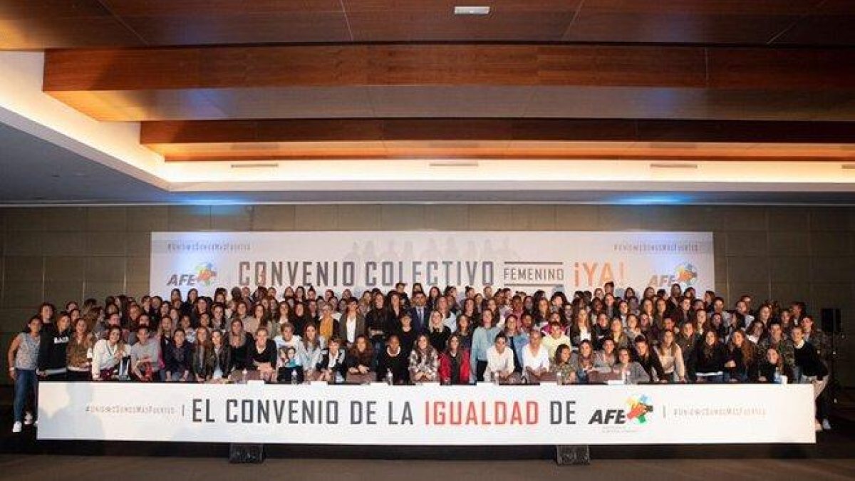 Representantes de los futbolistas con una pancarta reivindicativa.-AFE