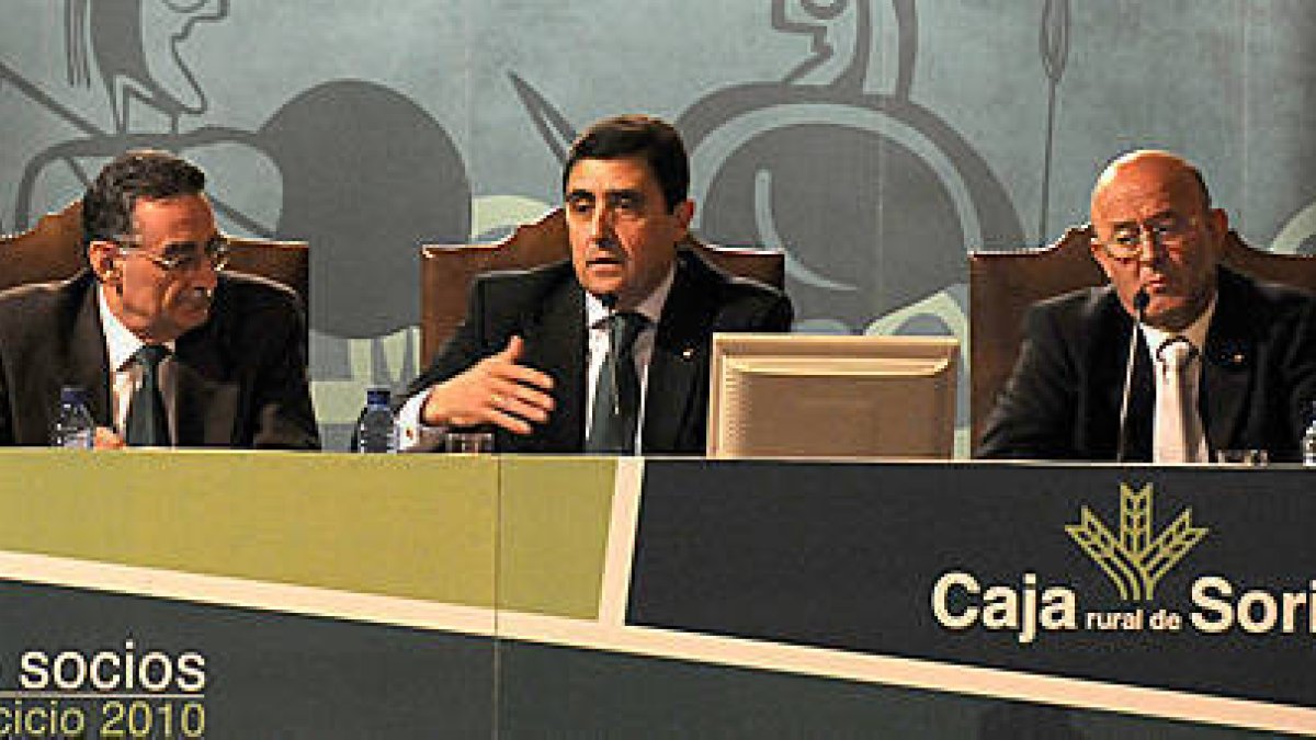 Anselmo García, Carlos Martínez junto al tesorero. / A. M. -