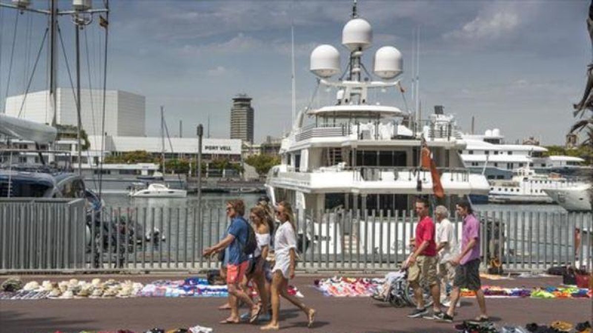 Yates, mantas y turistas en el Port Vell.-FERRAN SENDRA