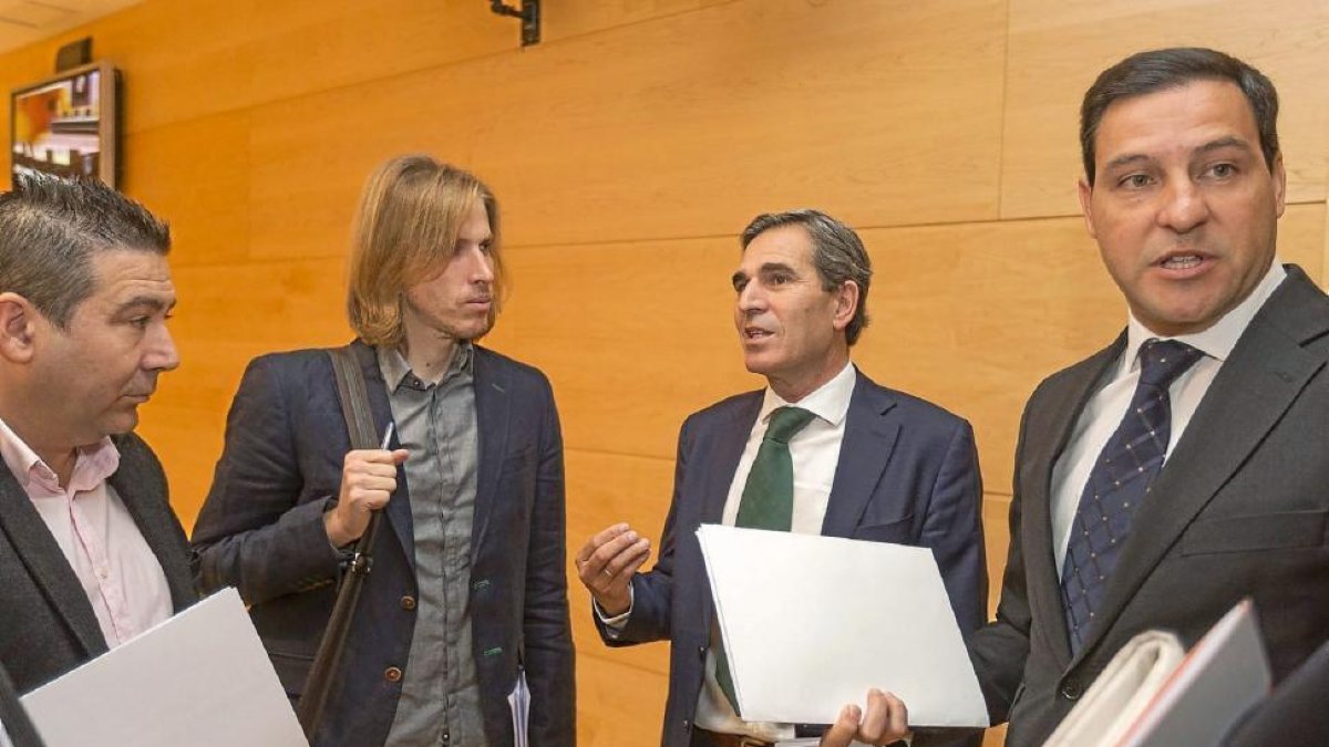 Pablo Fernández, Sanz Vitorio del PP, en la consitución de la comisión.-Ical