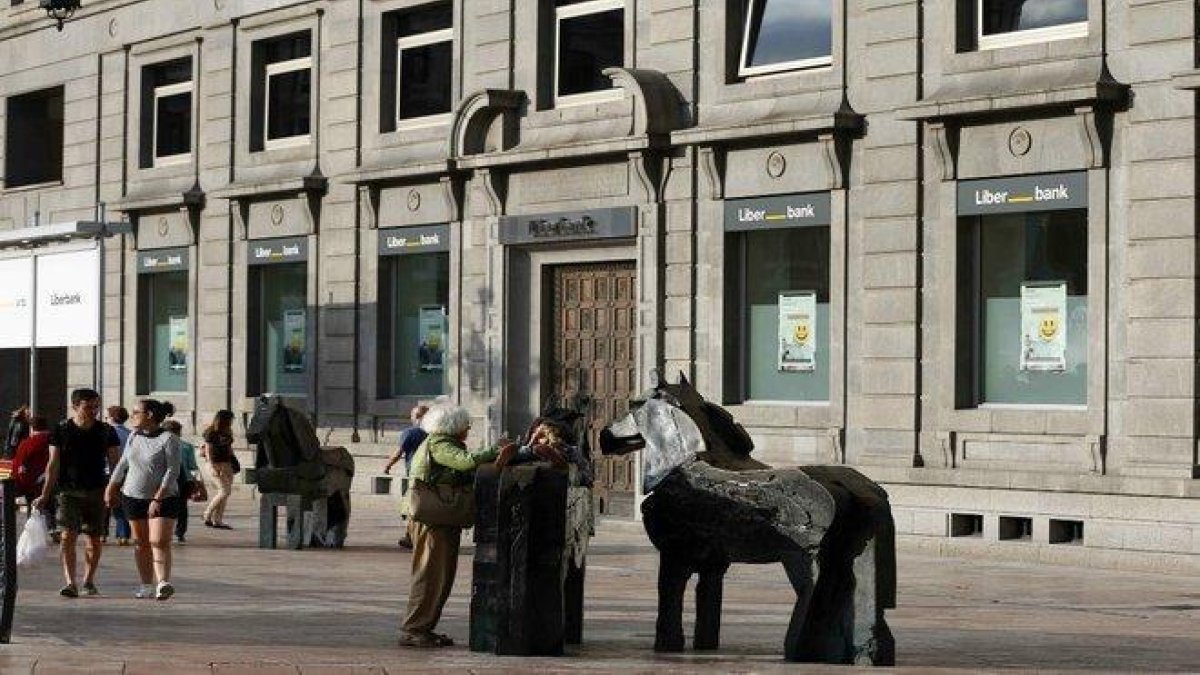 Sucursal principal de Liberbank en la ciudad de Oviedo.-EFE/ J.L CEREIJIDO