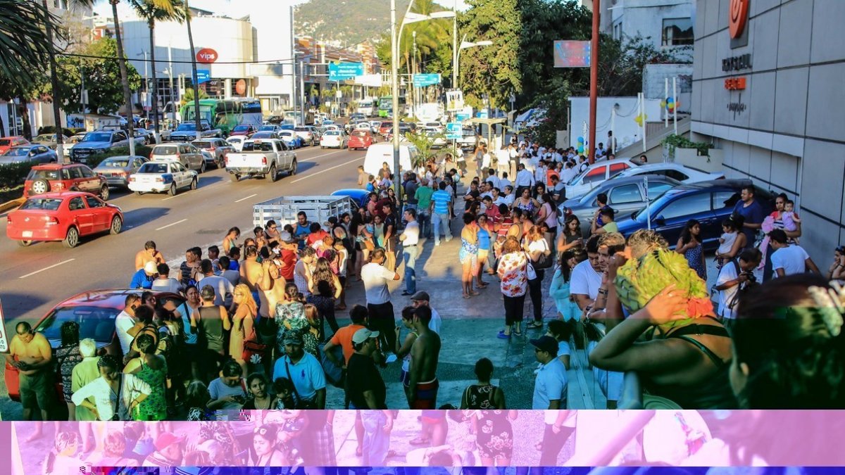 Turistas desalojados de hoteles de ciudad de México, como consecuencia del terremoto sufrido por el país. /-EFE