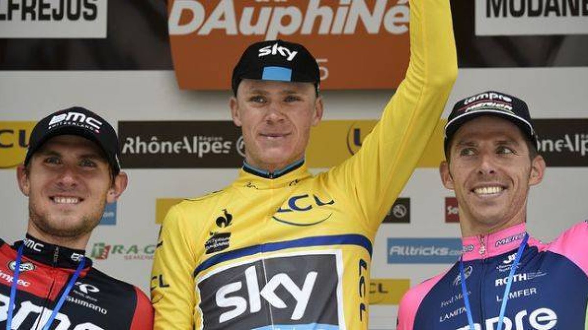 El podio del Dauphiné: Christopher Froome, el ganador, escoltado por Tejay Van Garderen (izquierda), segundo, y Rui Costa (derecha), tercero.-Foto: AFP / ERIC FEFERBERG