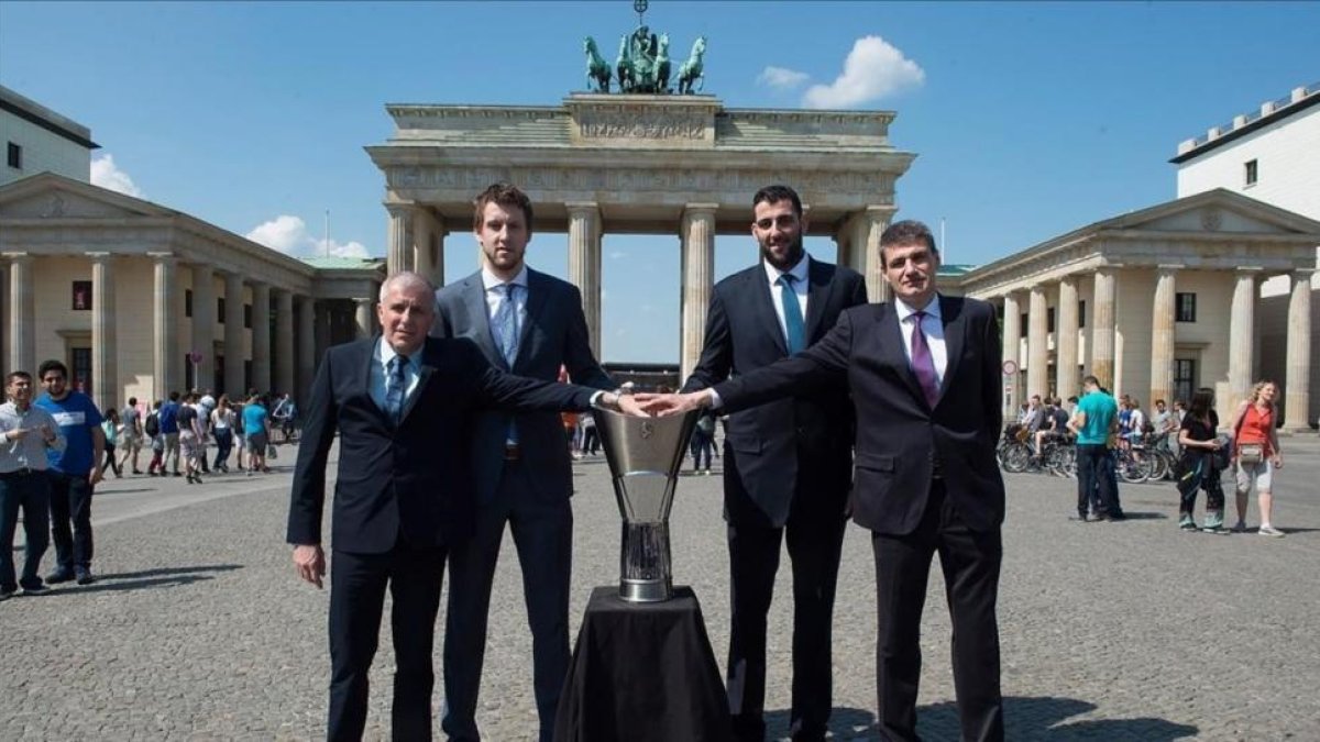 Obradovic y Vesely (Fenrbahçe) y Bourousis y Perasovic (Baskonia) posan en la puerta de Brandenburgo con el trofeo-RODOLFO MOLINA / GETTY IMAGES