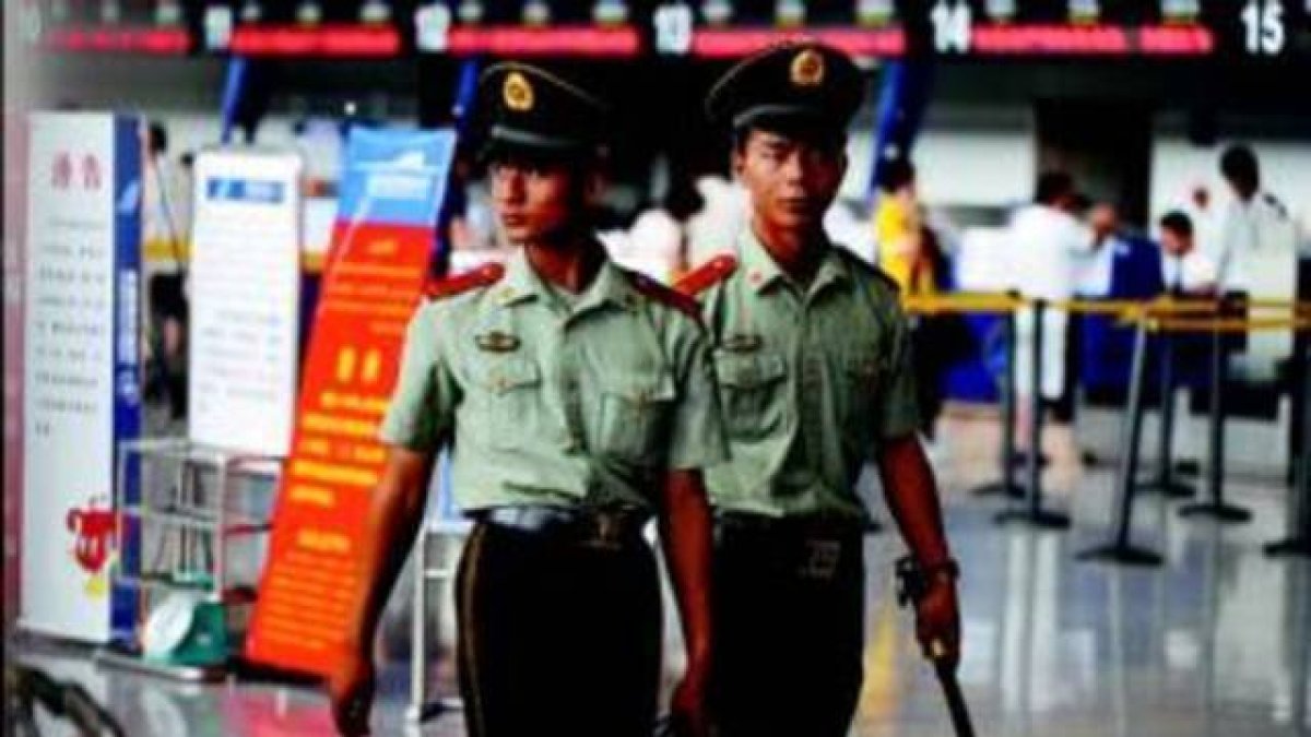 Policías paramilitares uigures patrullan en el aeropuerto de Urumqi, la capital de la región de Xinjiang.-Foto: AFP / PETER PARKS