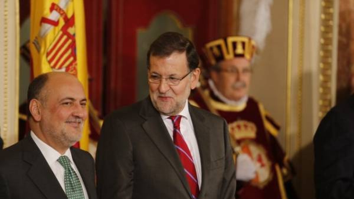 Mariano Rajoy habla con el presidente del Constitucional, Francisco Pérez de los Cobos, durante los actos con motivo del aniversario de la Carta Magna.-Foto: AGUSTÍN CATALAN