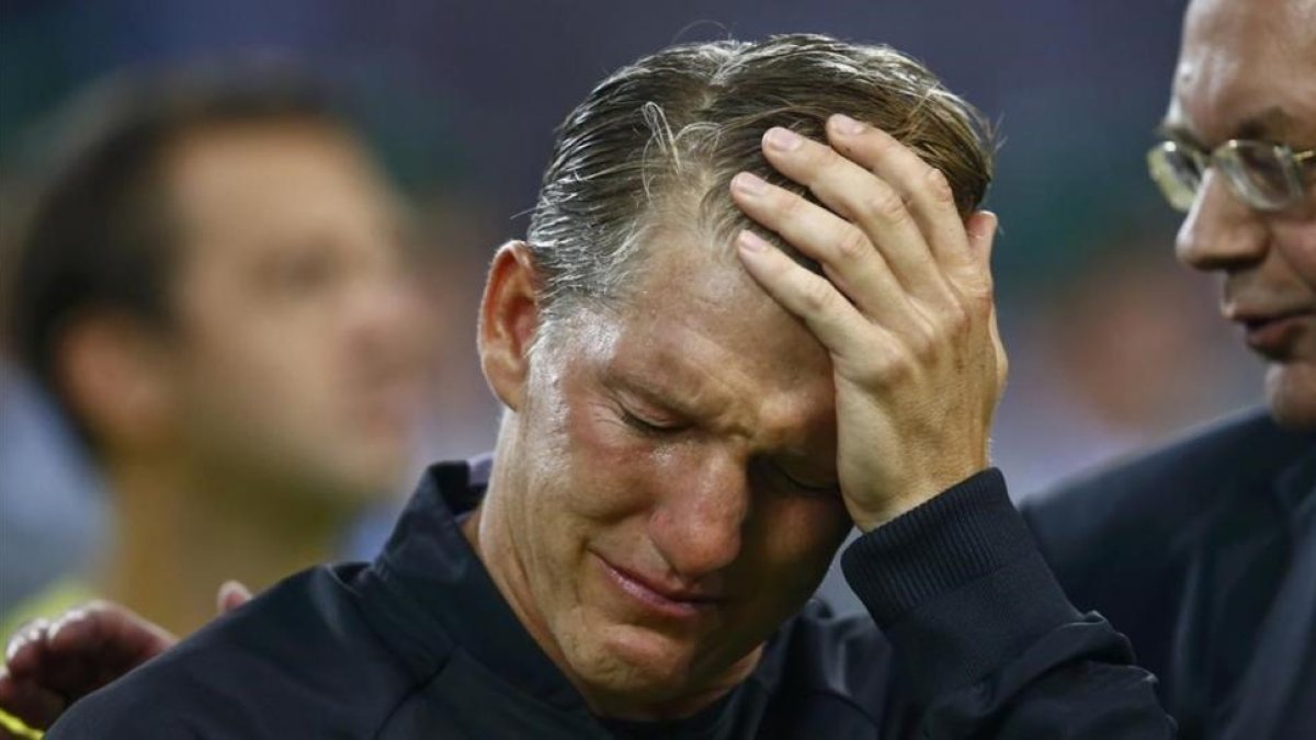 Bastian Schweinsteiger no pudo contener las lágrimas durante su despedida de la selección alemana.-THILO SCHMUELGEN / REUTERS