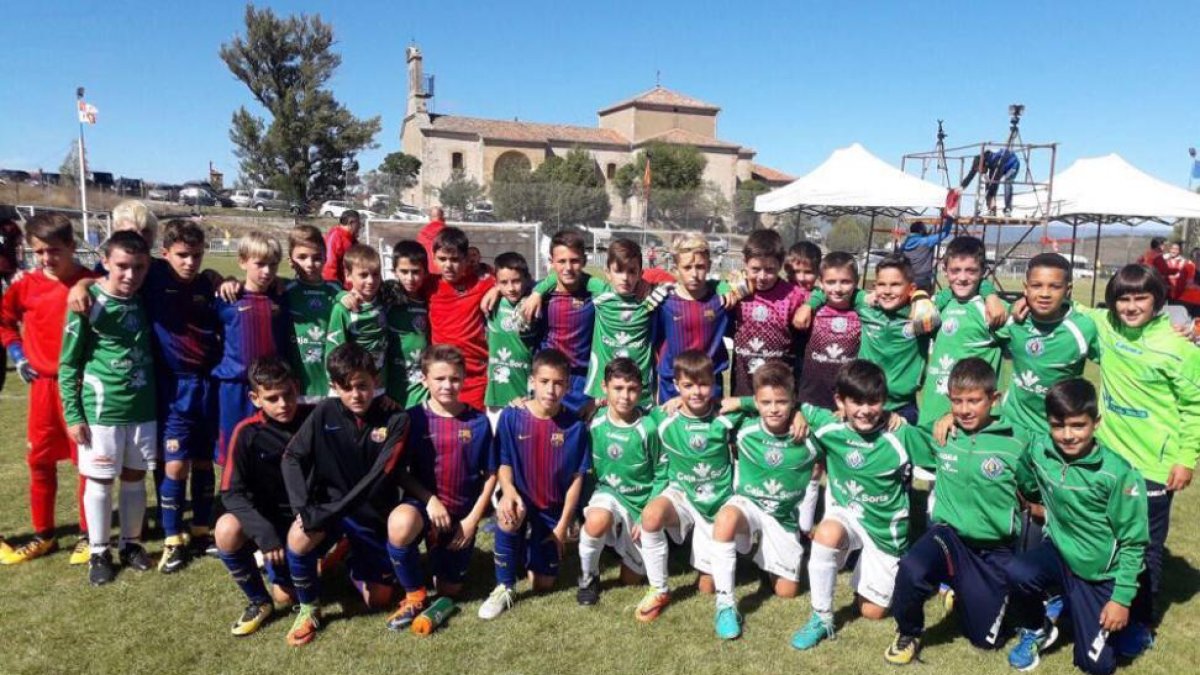 Los jugadores del San José alevín junto a los canteranos de Barça que disputaron la final de la Pinares Cup.-D.S.