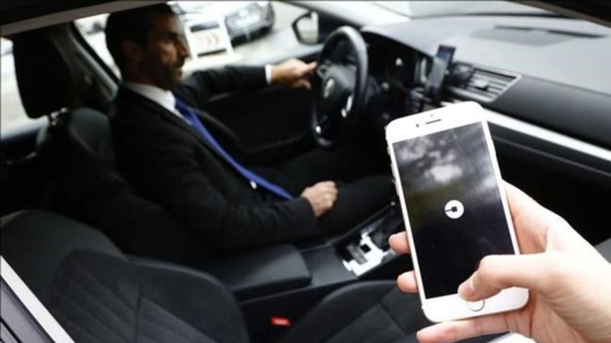 Un usuario solicita los servicios de Uber.-AGUSTÍN CATALÁN