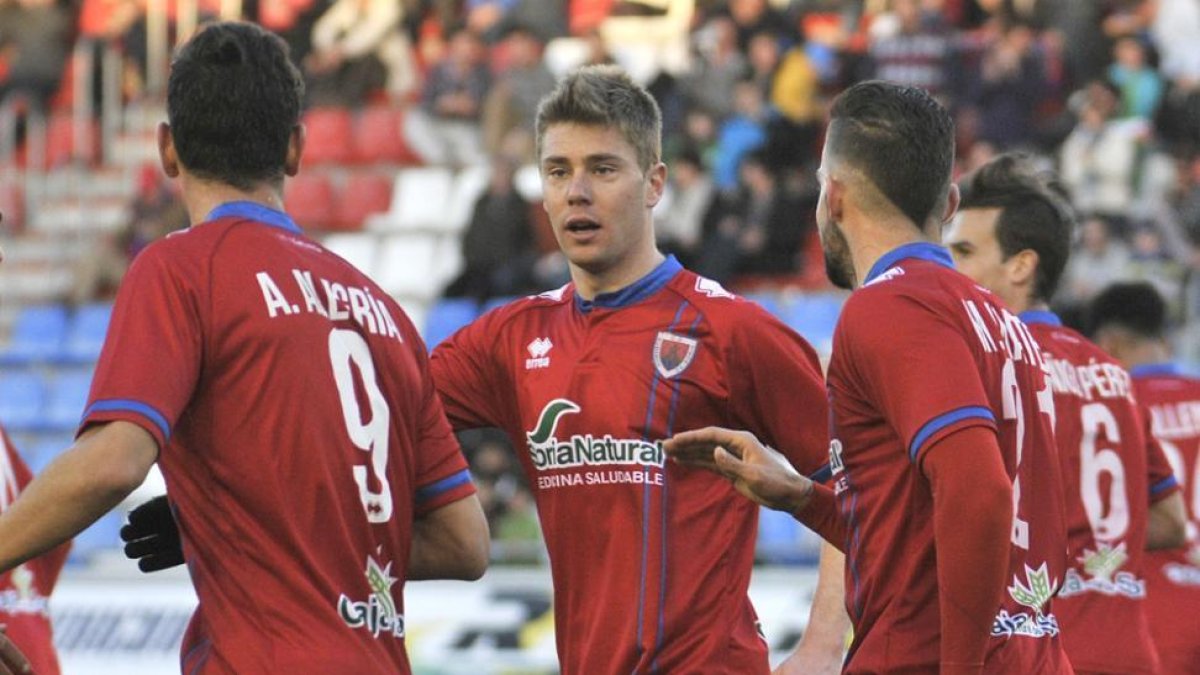 Vicente regresaba a la titularidad ante el Bilbao Athletic después de no viajar a Ponferrada.-Diego Mayor