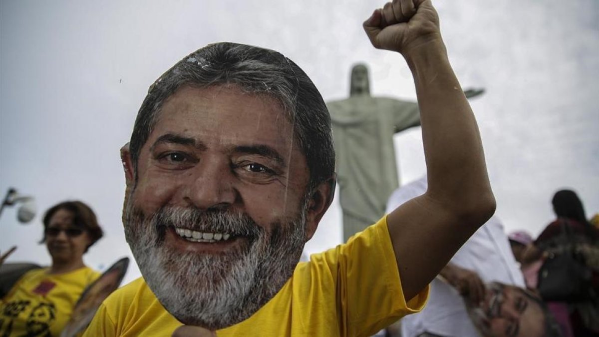 Un manifestante seguidor de Lula usa una máscara con la imagen del expresidente, en un acto a favor de su liberación, el 14 de abril, en Río de Janeiro-EFE / ANTONIO LACERDA