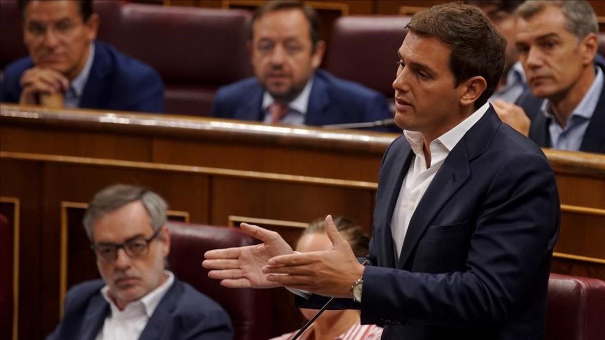 Rivera interpelando a Sánchez en el Congreso-JOSE LUIS ROCA