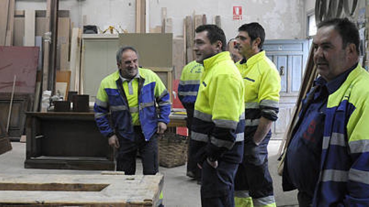 Trabajadores del almacén municipal. / VALENTÍN GUISANDE-