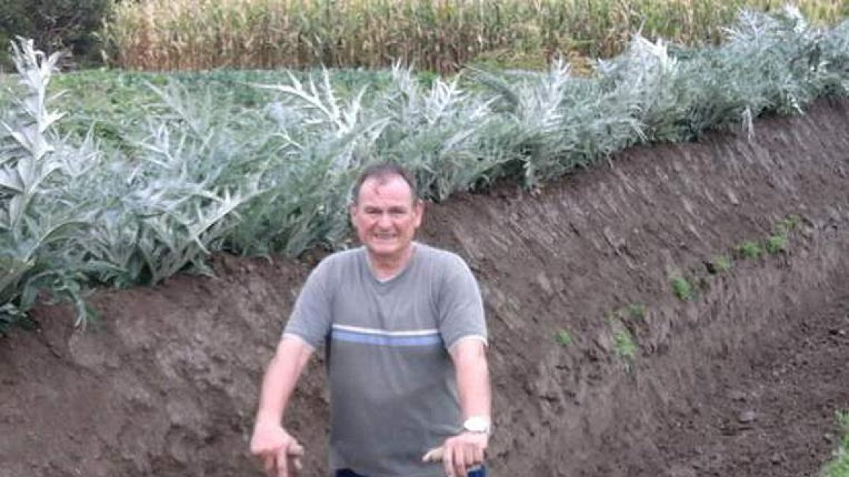 Uno de los agricultores de Ágreda que cultivan cardo rojo.-Cedida