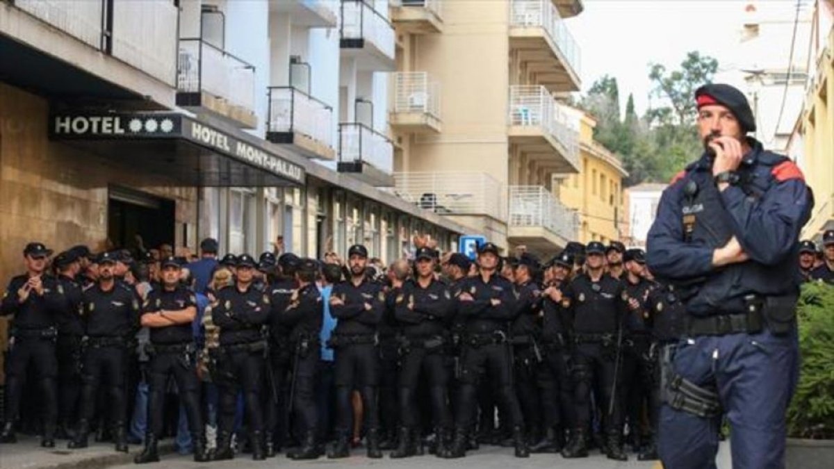 Policías nacionales montan un cordón junto al hotel de Pineda donde se alojan-REUTERS / ALBERT GEA
