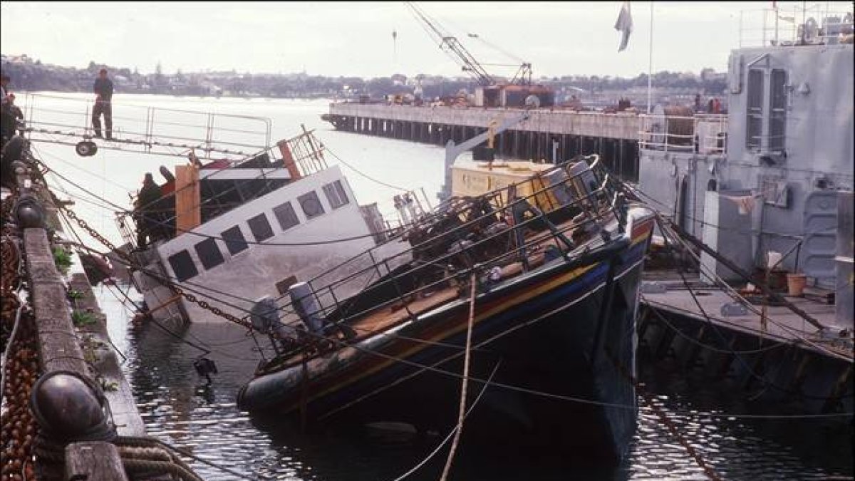 Imagen del 'Rainbow Warrior', hundiéndose en el puerto de Auckland, en 1985.-AFP / PATRICK RIVIERE