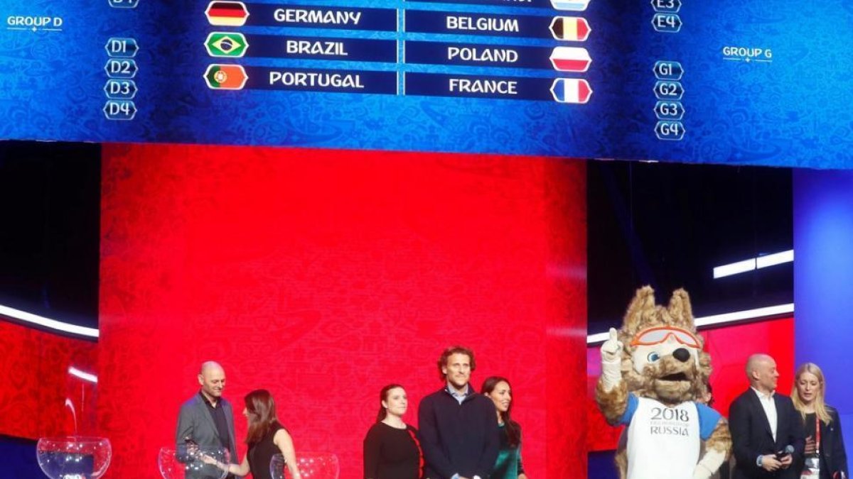 El exfutbolista uruguayo Diego Forlán (c) participa en el ensayo del sorteo de emparejamientos para el Mundial de fútbol 2018 en el Palacio del Kremlin, en Moscú.-SERGEI CHIRIKOV (EFE)