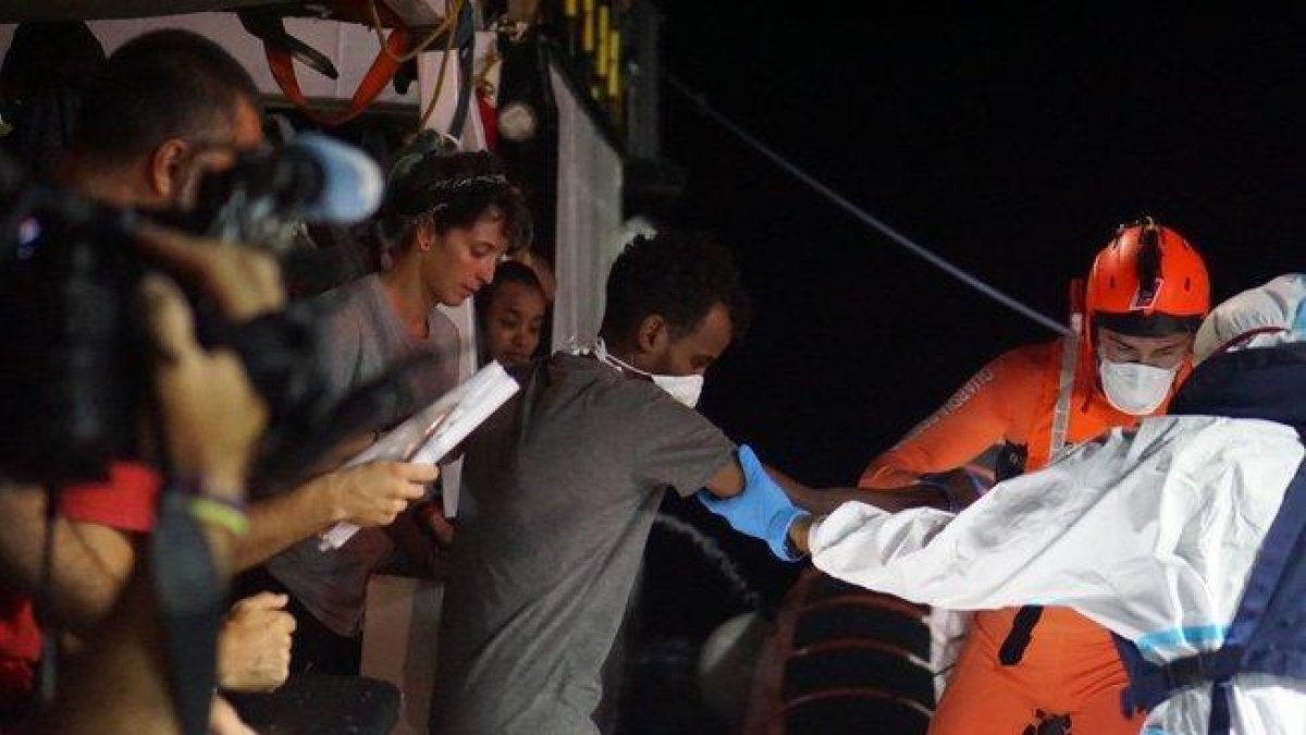 Efectivos de la Guardia Costera proceden a la evacuación de 8 personas necesitadas de asistencia urgente que permanecían en el barco de la ONG española Open Arms, que sigue bloqueado desde hace 18 días frente a la isla italiana de Lampedusa.-EFE