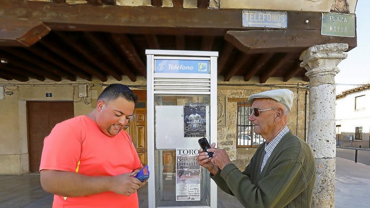Carlos y Jesús se colocan delante de un servicio que sólo utilizan muy de vez en cuando, pero que querrían mantener en el pueblo.-- J.M. LOSTAU