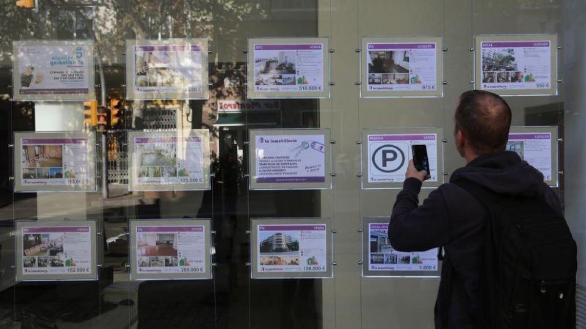 La compraventa de viviendas suma tres meses de incrementos pero cae 28 puntos porcentuales comparado con abril.-ELISENDA PONS