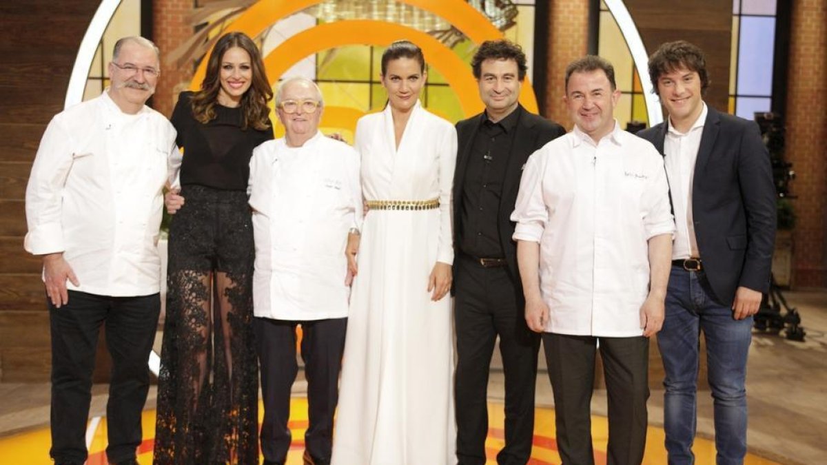Pedro Subijana, Eva González, Juan Mari Arzak, Samanta Vallejo-Nágera, Pepe Rodríguez, Martín Berasategui y Jordi Cruz, en la final de la cuarta temporada de 'Masterchef'.-RTVE