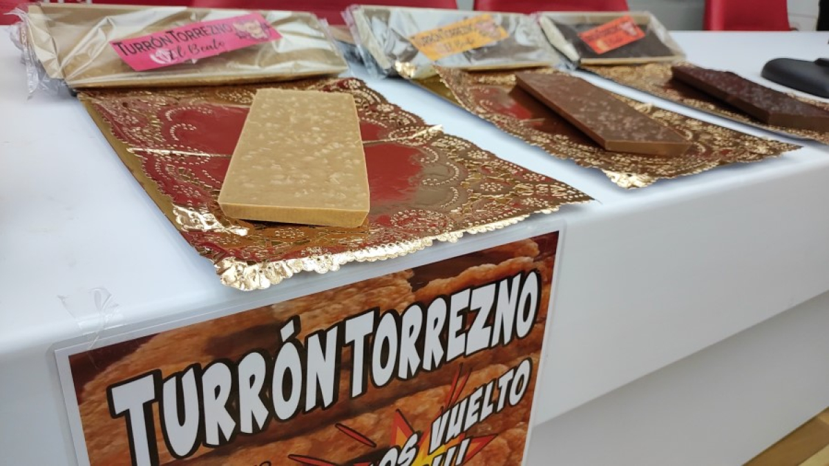 TurronTorrezno blanco, con leche y negro en la presentación. HDS