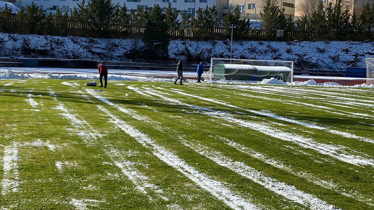 Operarios del club limpiando el anexo de Los Pajaritos. CD Numancia