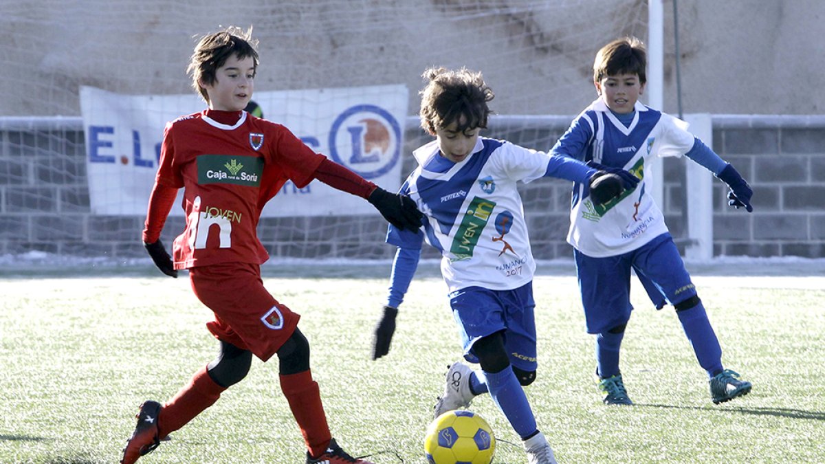 Imagen de archivo de un partido de fútbol base. LUIS ÁNGEL TEJEDOR