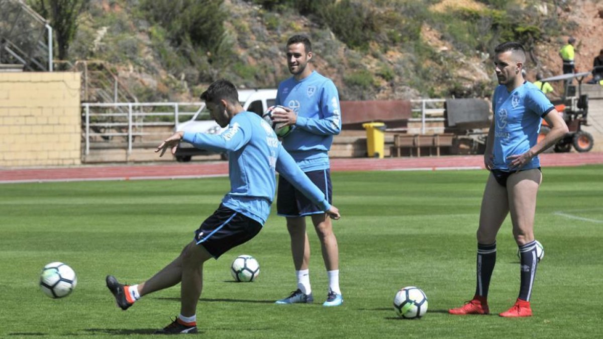 Elgezabal lanza a portería en el entrenamiento de ayer del Numancia ante la mirada de Higinio y Julio Álvarez.-VALENTÍN GUISANDE