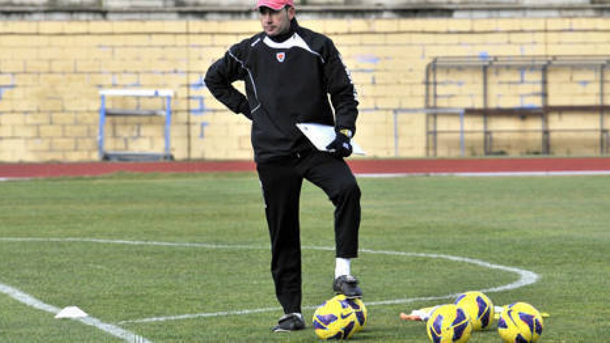 El preparador del Numancia, Pablo Machín, durante un entrenamiento. / ÁLVARO MARTÍNEZ-