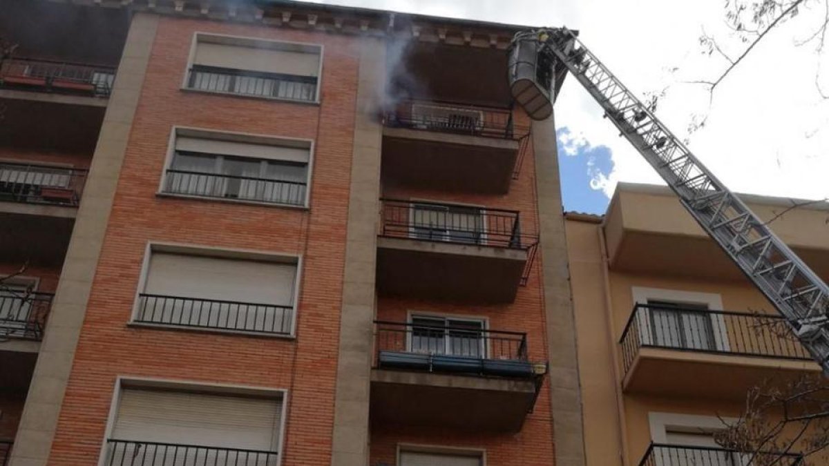 Los bomberos intervienen en el incendio.-LUIS ÁNGEL TEJEDOR