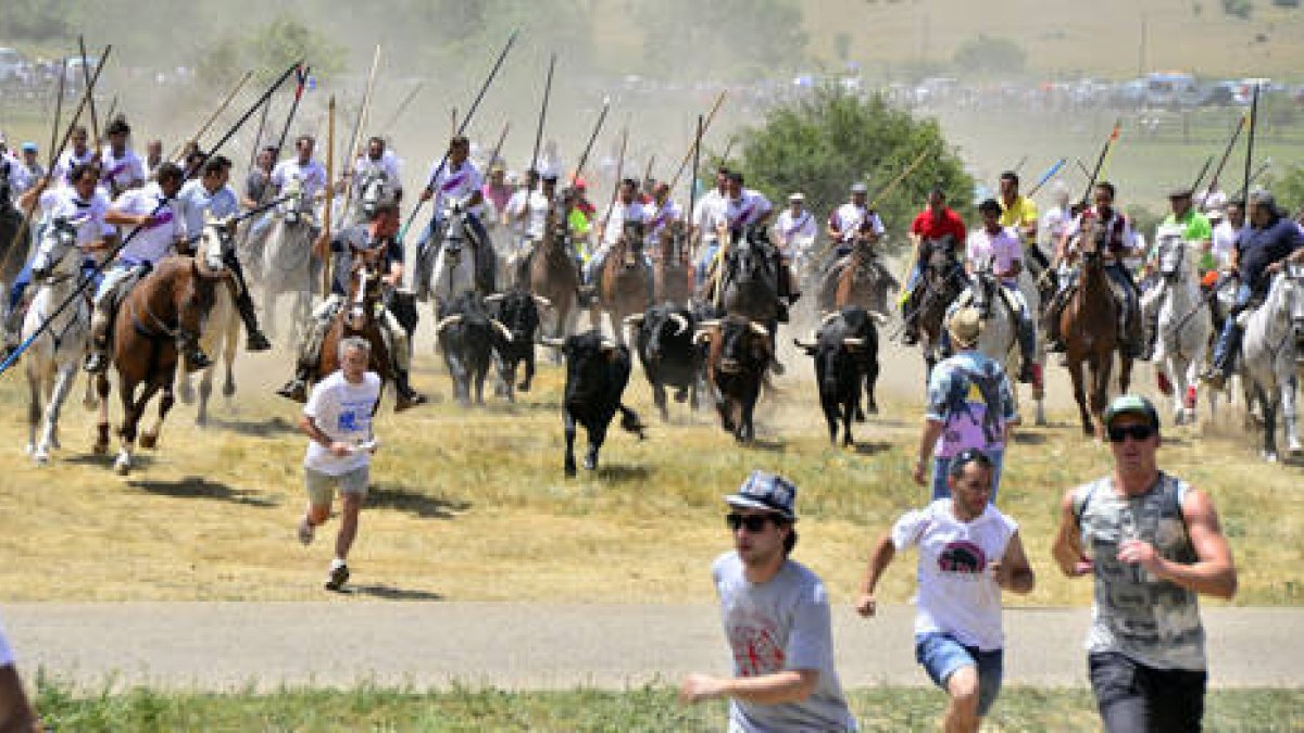 El festejo estuvo marcado por el intenso calor. / ÁLVARO MARTÍNEZ-