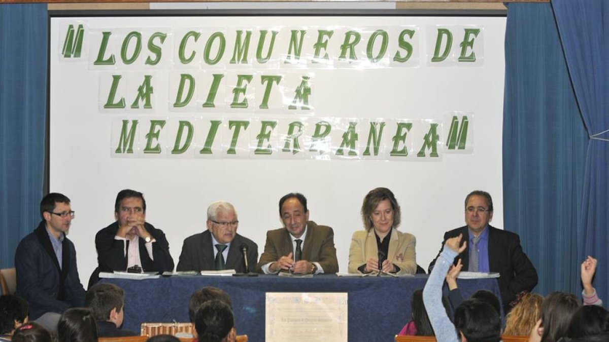 Presentación ayer del libro ‘Los comuneros de la dieta mediterránea’ de Ruiz Liso.-VALENTÍN GUISANDE