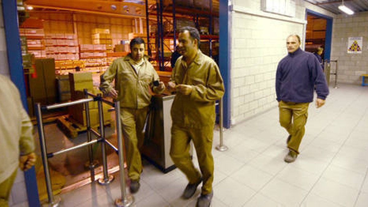 Trabajadores de Norma saliendo de la fábrica. / A. M. -