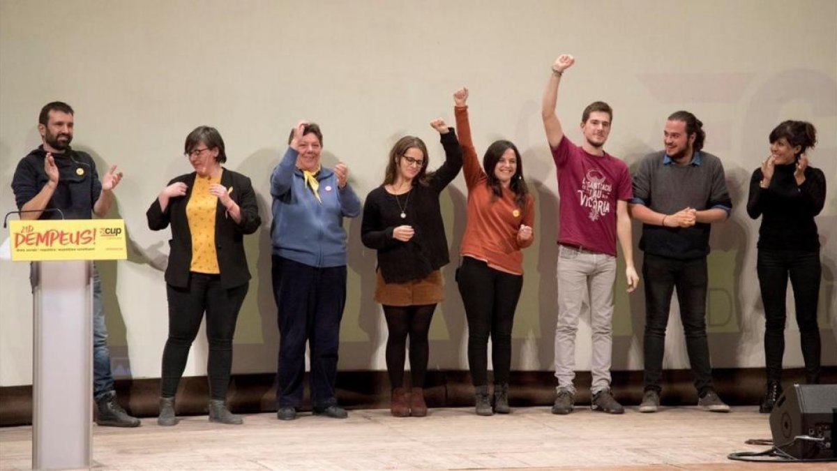 Los candidatos de la CUP presentes en el acto de este martes en Lleida.-PERIODICO (EFE / MARTA PÉREZ)