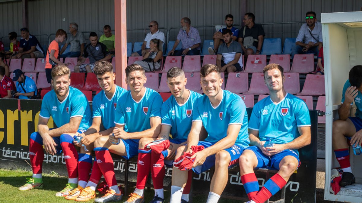 Amorrortu en el centro de la imagen en el banquillo de la Ciudad Deportiva. MARIO TEJEDOR