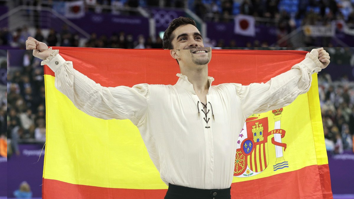 Javier Fernández tras ganar la medalla de bronce.-DAVID J. PHILLIP (AP)