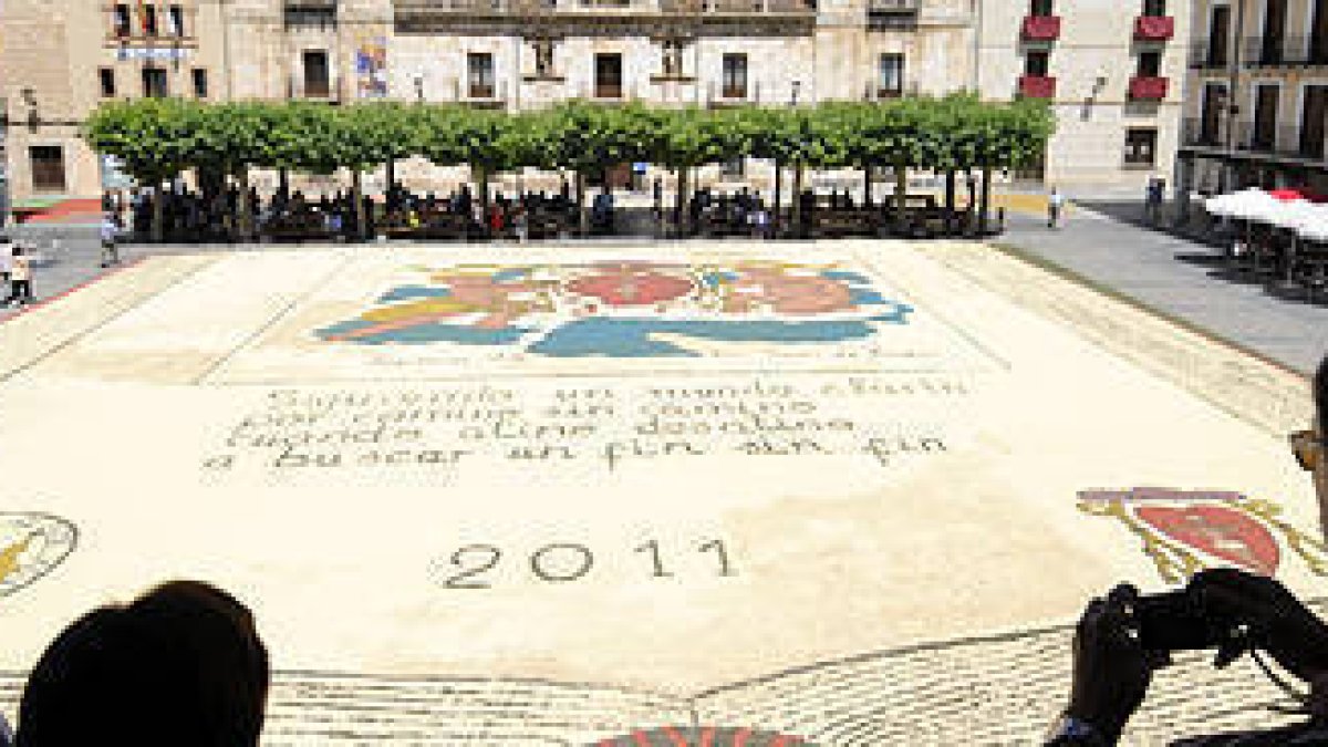 Una alfombra floral en la plaza Mayor de El Burgo / V. G.-