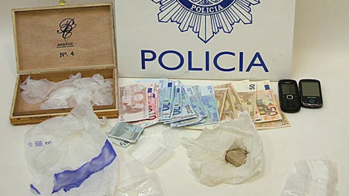Droga y dinero incautados.-
