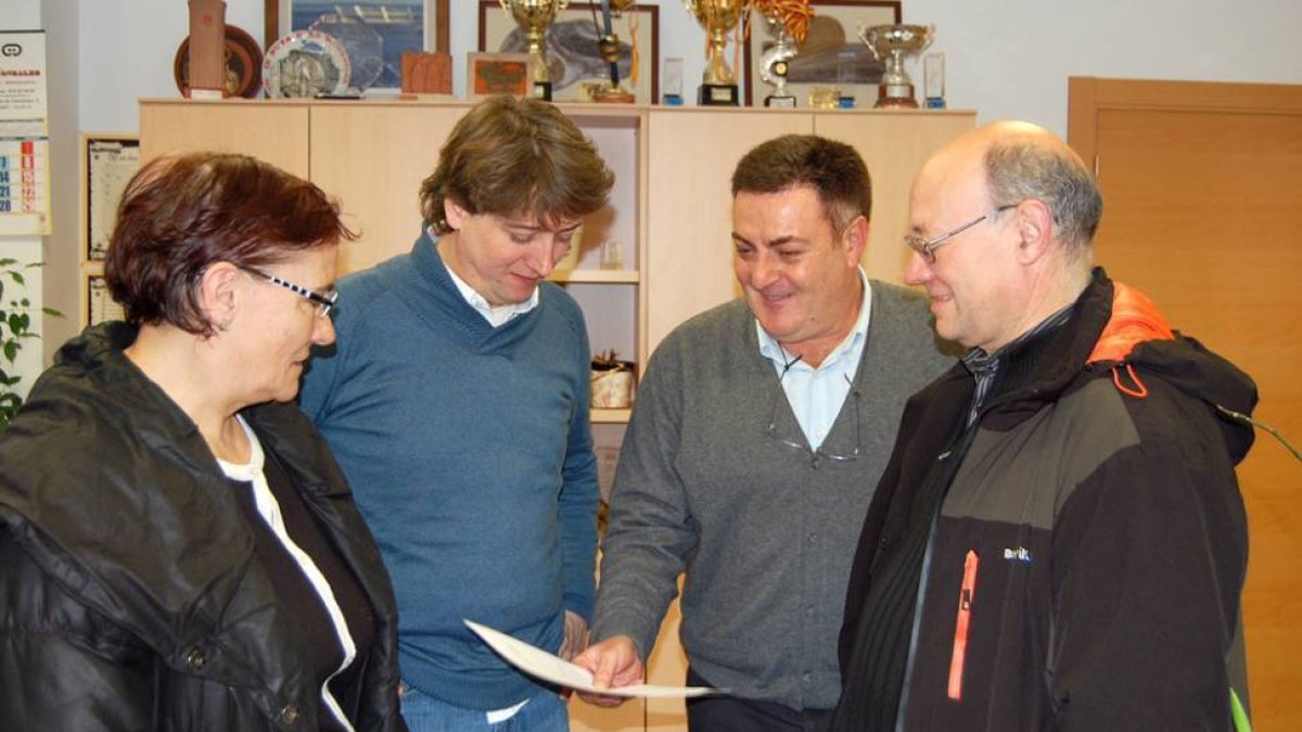 De izquierda a derecha, Romero, Martínez, Ruiz y Bacho en la entrega de la instancia.-AYTO. SORIA