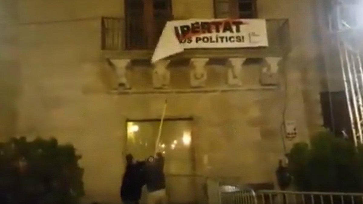 Arrancan el cartel de solidaridad con los presos-