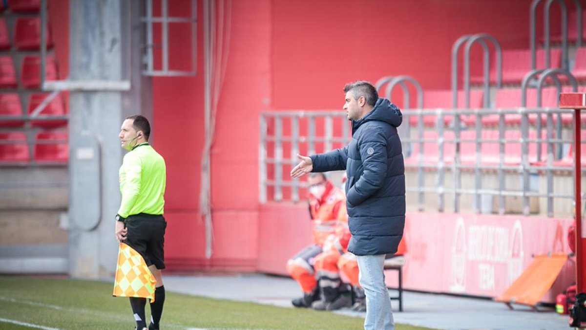 Álex Huerta da indicaciones a sus jugadores desde la zona técnica del banquillo de Los Pajaritos. GONZALO MONTESEGURO