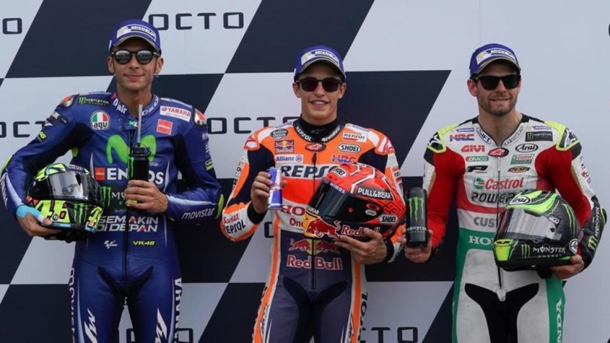 Valentino Rossi (Yamaha), Marc Márquez (Honda), que logró su pole nº 71, récord absoluto, y Cal Crutchlow (Honda), hoy en el corralito de Silverstone-ALEJANDRO CERESUELA
