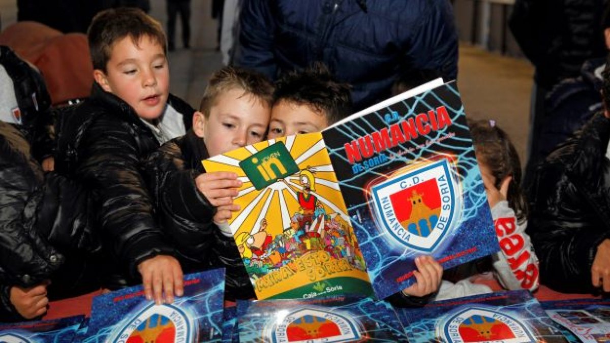 El primer álbum de cromos del Numancia se puso en marcha en 2015 para conmemorar el 40 aniversario del club. HDS