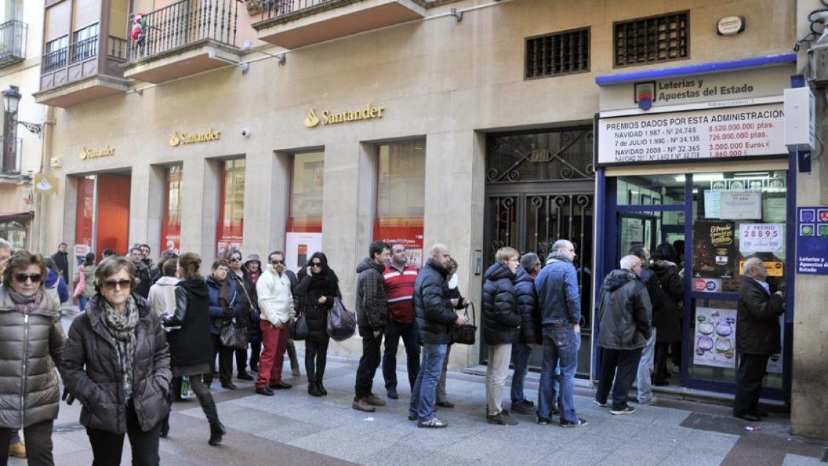 Las colas en fechas señaladas ante los despachos de lotería es una escena ya clásica.-Valentín Guisande